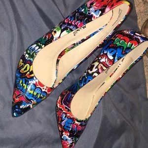 Graffiti Style Heels LIKE NEW size 8.5